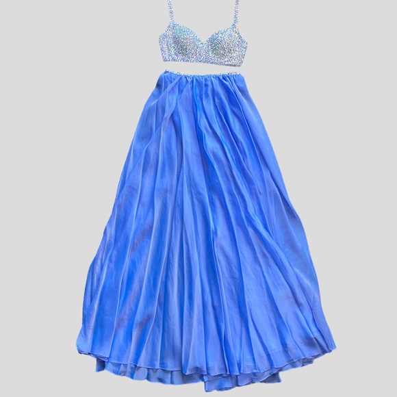 🆕 La Femme Two Piece Periwinkle Embellished Gown - Size 4 - Picture 4 of 11